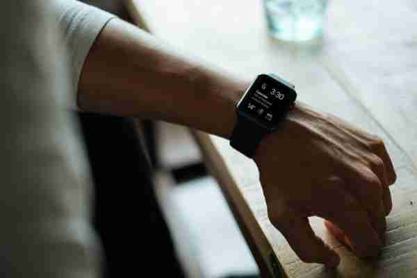 Jak zacházet s chytrými hodinkami ve společnosti aneb etiketa nositelností