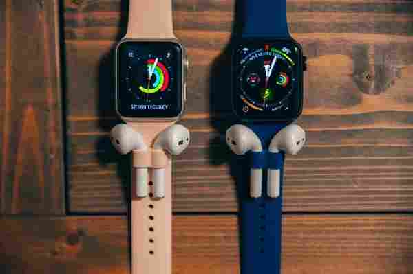 I u Apple Watch už se uvažuje, jak připevnit sluchátka k hodinkám